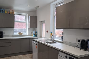 6 bed house, Platt Lane, Victoria Park, Manchester, M145XE - Image 3