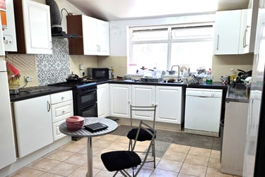 9 bed house, Kensington Avenue, Victoria Park, Manchester, M145PG - Image 1