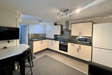 3 bed flat, Parkers Road, Broomhill, Sheffield, S101BN - Image 1