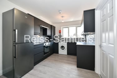 3 bed flat, Ambassador Square, Isle of Dogs, London, E149UX - Image 2
