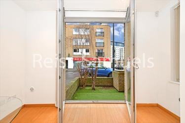 1 bed flat, Westferry Road, Isle of Dogs, London, E143RS - Image 4