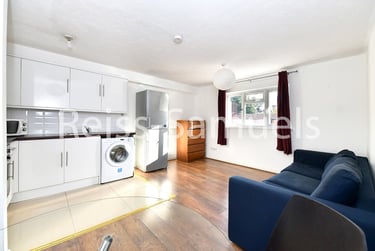 1 bed flat, Ambassador Square, Isle of Dogs, London, E149UX - Image 2