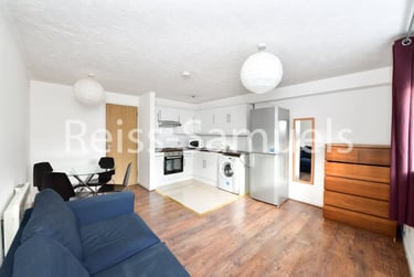 1 bed flat, Ambassador Square, Isle of Dogs, London, E149UX - Image 1