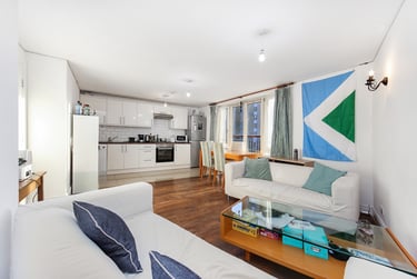 3 bed flat, Westferry Road, Canary Wharf, London, E148LU - Image 2