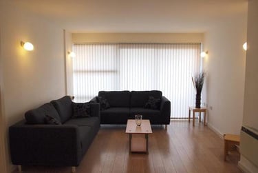1 bed flat, Westferry Road, Isle of Dogs, London, E143ED - Image 2
