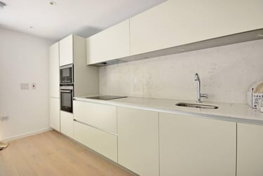 4 bed flat, Heath Road, Twickenham, London, TW14BW - Image 1