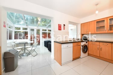 5 bed flat, Barnfield Place, Isle of Dogs, London, E149YA - Image 1