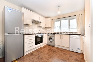 3 bed flat, Ambassador Square, Isle of Dogs, London, E149UX - Image 2