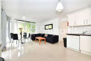 3 bed flat, Eleanor Close, Surrey Quays, London, SE166PW - Image 1