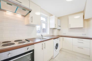 3 bed flat, Staines Road West, Feltham, London, TW167AB - Image 2