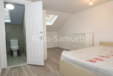 3 bed flat, Staines Road West, Feltham, London, TW167AB - Image 1