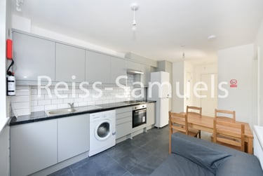 4 bed house, Whitebeam Close, Stockwell, London, SW90EG - Image 2