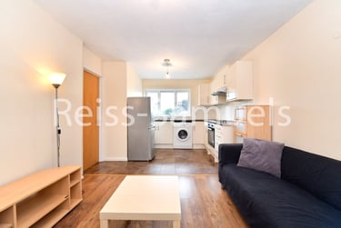 3 bed flat, Ambassador Square, Isle of Dogs, London, E149UX - Image 3