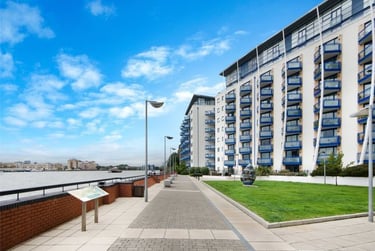 3 bed flat, Newton Place, Isle of Dogs, London, E143TT - Image 1
