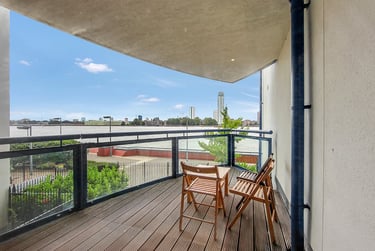 3 bed flat, Newton Place, Isle of Dogs, London, E143TT - Image 1