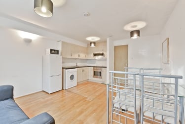 1 bed flat, Ambassador Square, Isle of Dogs, London, E149UX - Image 3