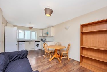 3 bed flat, Ambassador Square, Isle of Dogs, London, E149UX - Image 2