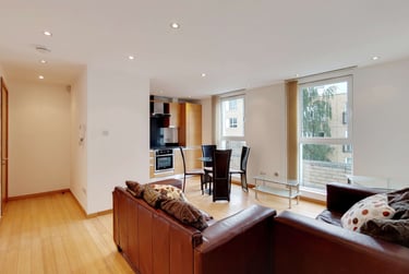 1 bed flat, Westferry Road, Isle of Dogs, London, E143RS - Image 2