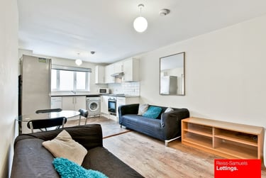 3 bed flat, Ambassador Square, Isle of Dogs, London, E149UX - Image 2