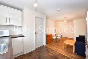 3 bed flat, Ambassador Square, Isle of Dogs, London, E149UX - Image 3