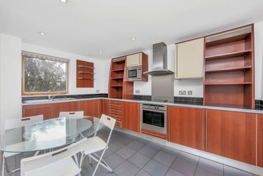 3 bed flat, Newton Place, Isle of Dogs, London, E143TT - Image 2