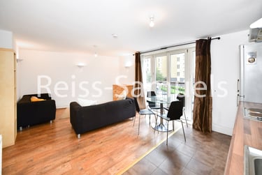 3 bed flat, Westferry Road, Canary Wharf, London, E148LU - Image 2