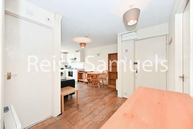 3 bed flat, Ambassador Square, Isle of Dogs, London, E149UX - Image 3