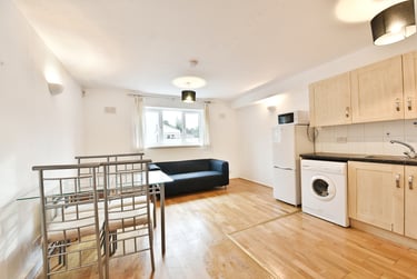 1 bed flat, Ambassador Square, Isle of Dogs, London, E149UX - Image 4