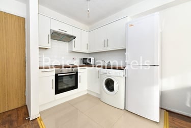 1 bed flat, Ambassador Square, Isle of Dogs, London, E149UX - Image 3