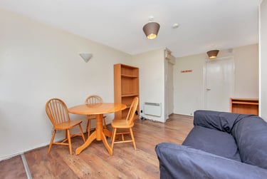 3 bed flat, Ambassador Square, Isle of Dogs, London, E149UX - Image 3