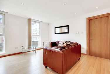 1 bed flat, Westferry Road, Isle of Dogs, London, E143RS - Image 3