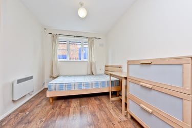 3 bed flat, Ambassador Square, Isle of Dogs, London, E149UX - Image 3