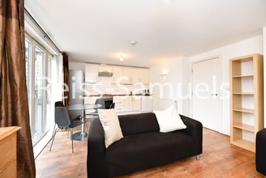 3 bed flat, Westferry Road, Canary Wharf, London, E148LU - Image 5