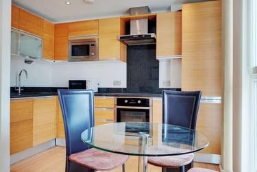 1 bed flat, Westferry Road, Isle of Dogs, London, E143RS - Image 4