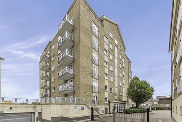 2 bed flat, Millennium Drive, Isle of Dogs, London, E143GH - Image 3