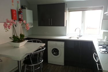 2 bed flat, Brunswick Street, Broomhall, Sheffield, S102FL - Image 1