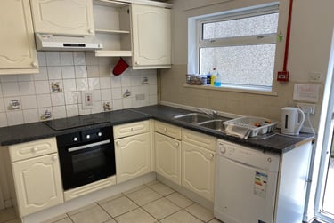 6 bed house, Bryn Y Mor Crescent, Brynmill, Swansea, SA14QH - Image 2