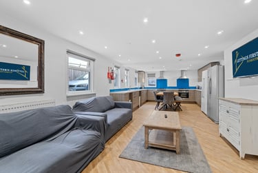 12 bed house, Queen Anne Terrace, City Centre, Plymouth, PL48EG - Image 1