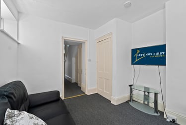 3 bed flat, Woodland Terrace, Greenbank, Plymouth, PL48NL - Image 4