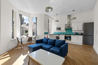3 bed flat, Evelyn Place, Mutley, Plymouth, PL46HL - Image 1