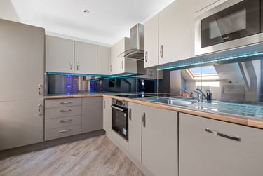 3 bed flat, North Road East, City Centre, Plymouth, PL46AL - Image 2