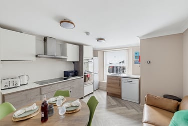 3 bed flat, North Road East, City Centre, Plymouth, PL46AL - Image 1