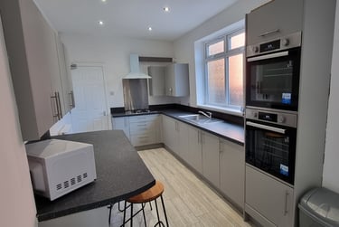5 bed house, Derby Road, Lenton, Nottingham, NG72EB - Image 1
