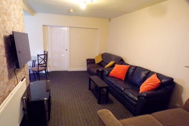 6 bed house, Derby Road, Fallowfield, Manchester, M146US - Image 2