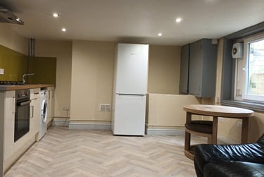 7 bed house, Garstang rd, Near university, Preston, PR11NA - Image 2