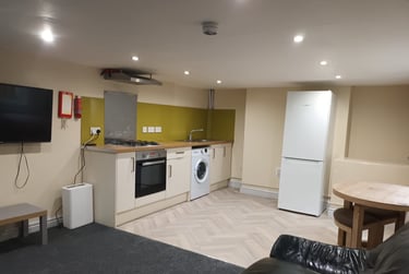 7 bed house, Garstang rd, Near university, Preston, PR11NA - Image 1