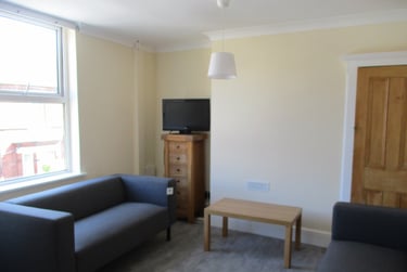 6 bed house, Markham Crescent, The Groves, York, YO318NS - Image 1