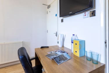1 bed studio, Western Boulevard, City Centre, Leicester, LE27HN - Image 1