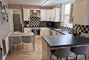 5 bed house, Hill Park Crescent, Near university, Plymouth, PL48JW - Image 1