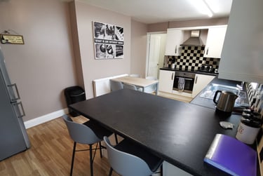 5 bed house, Hill Park Crescent, Near university, Plymouth, PL48JW - Image 2